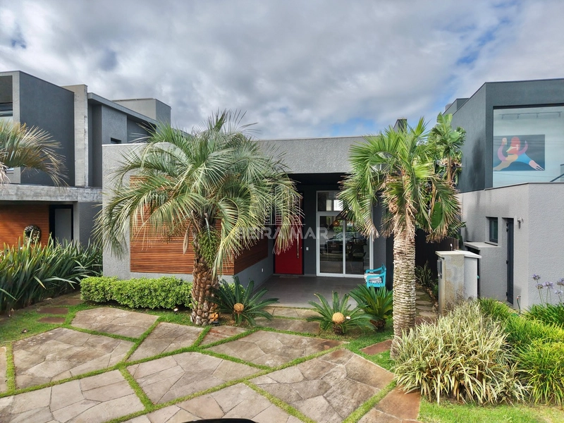 Casa Térrea de Alto Padrão em Condomínio Próximo ao Mar