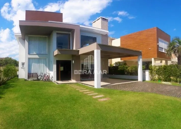 Sobrado à venda em Condomínio fechado localizado em Atlântida praia de