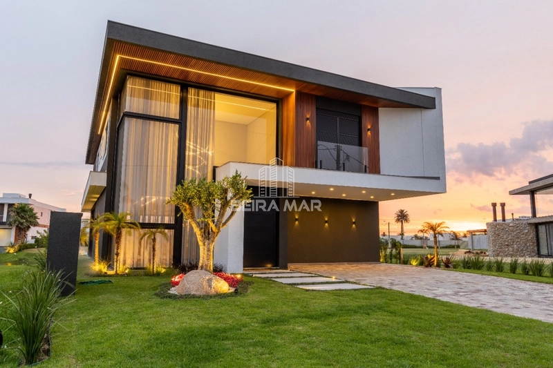 Sobrado beira lago no Condomínio Sense!