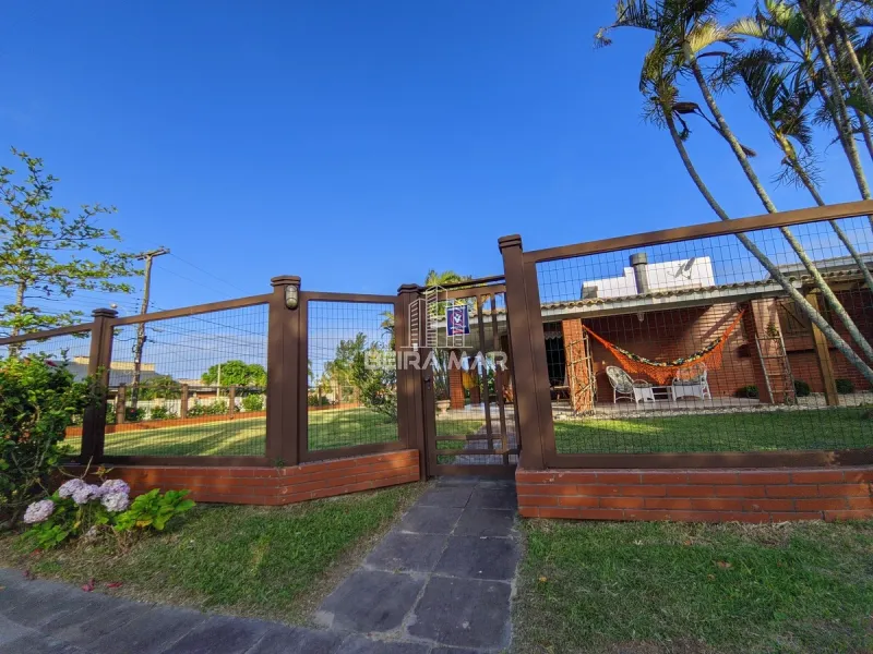 Casa térrea no centro de Atlântida: 1ª foto da galeria de imagens do imóvel