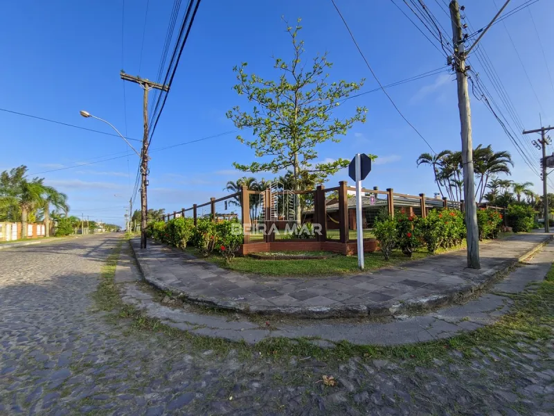 Casa térrea no centro de Atlântida: 3ª foto da galeria de imagens do imóvel