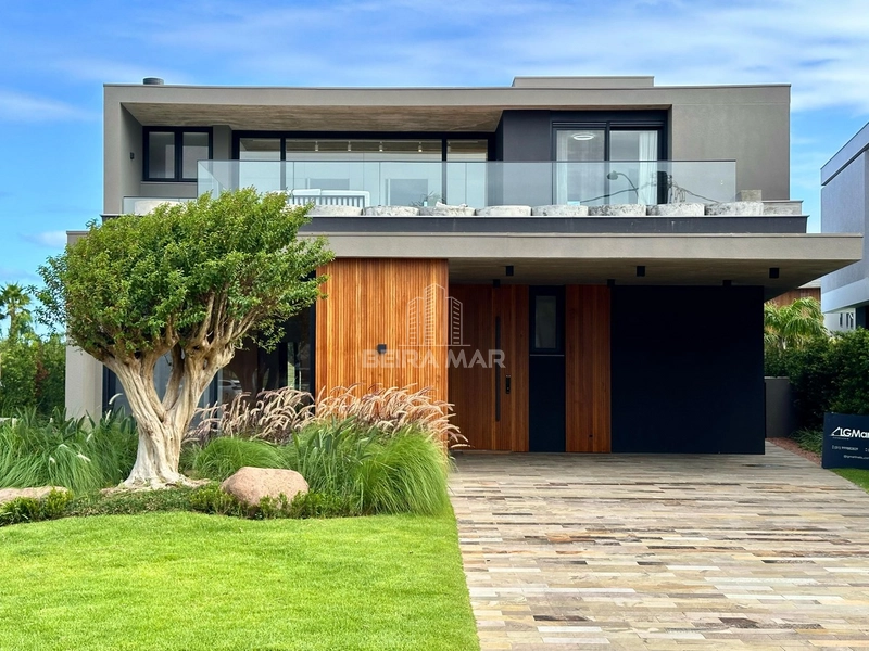 Sobrado Beira Lago em Condominio