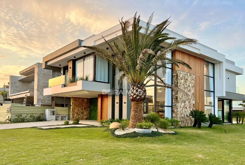 Mansão de Luxo em Condomínio