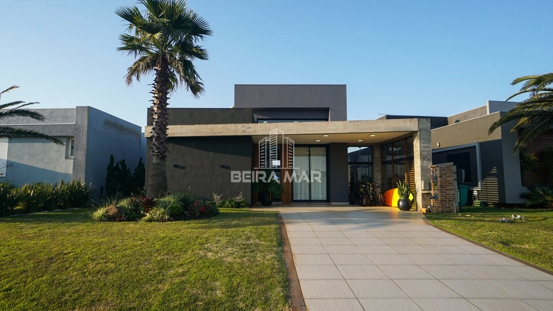 Belíssima casa térrea no Condomínio Riviera!