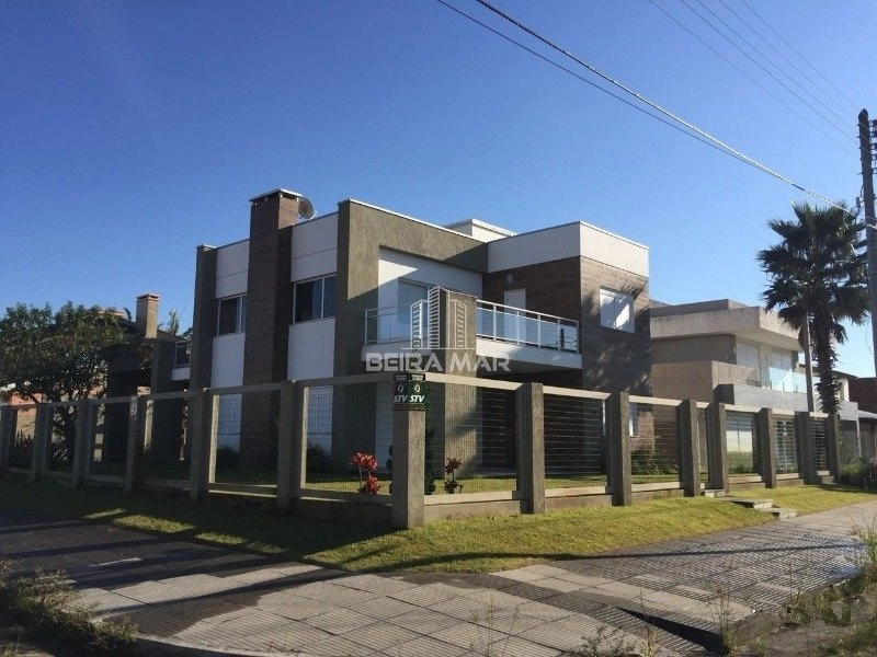 Sobrado composto por 4 suítes em Atlântida