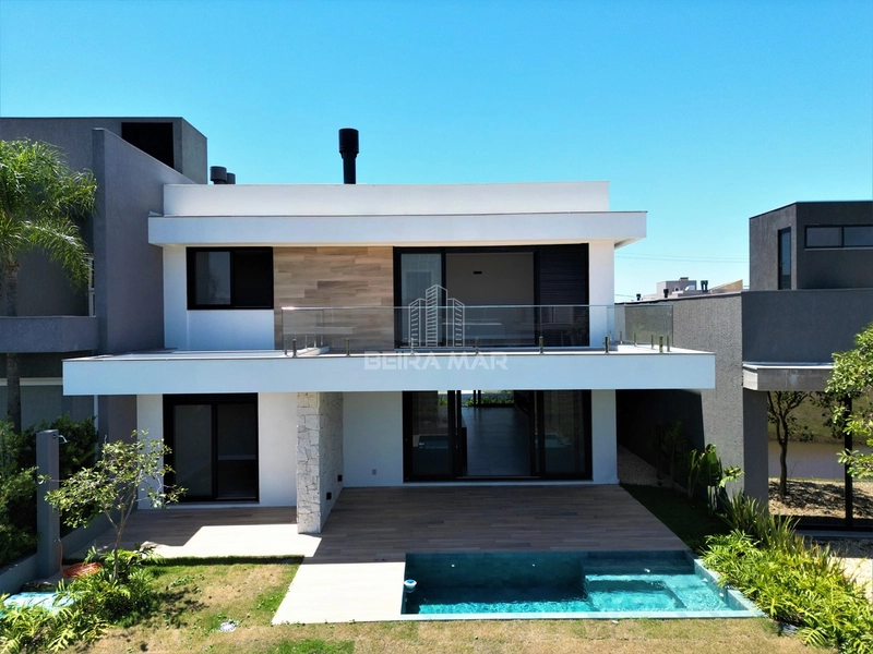 Sobrado à Beira Lago