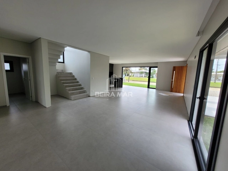 Belíssimo sobrado à venda na praia de Xangri-Lá: 2ª foto da galeria de imagens do imóvel