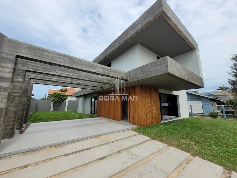 Belíssimo sobrado à venda na praia de Xangri-Lá