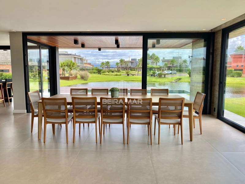 Mansão com 06 suítes, beira lago, infra completa.