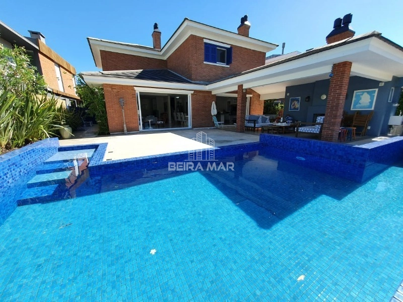 Sobrado à Venda em Condomínio com Piscina