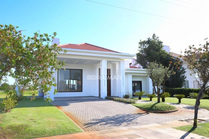 Encante-se com esta incrível casa a beira -lago!