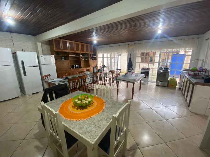 Excelente residência térrea no centro de Atlântida, frente Leste.: 4ª foto da galeria de imagens do imóvel