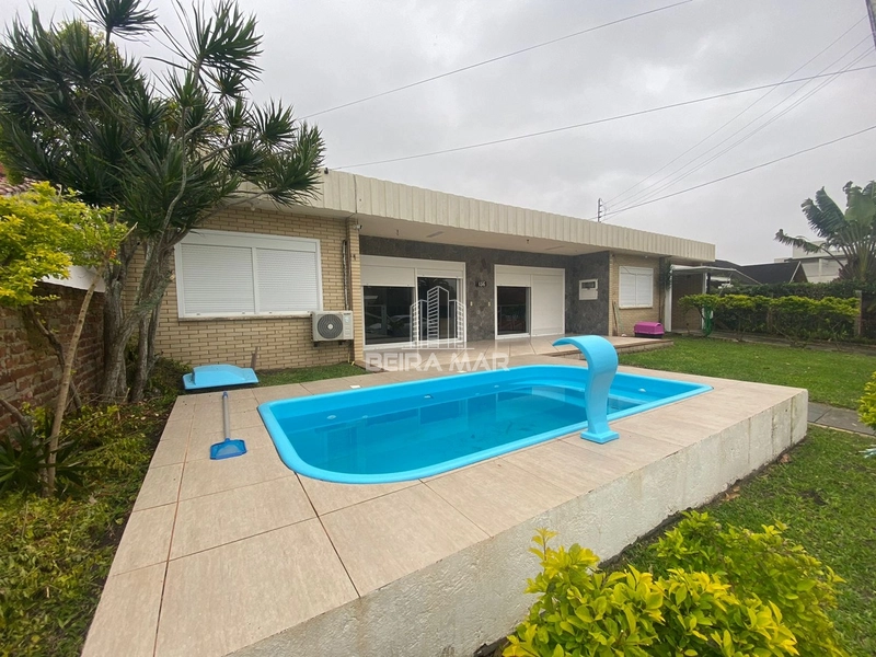 Excelente residência térrea no centro de Atlântida, frente Leste.: 1ª foto da galeria de imagens do imóvel