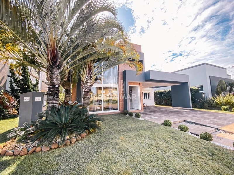 Casa beira lago no Condomínio Malibu