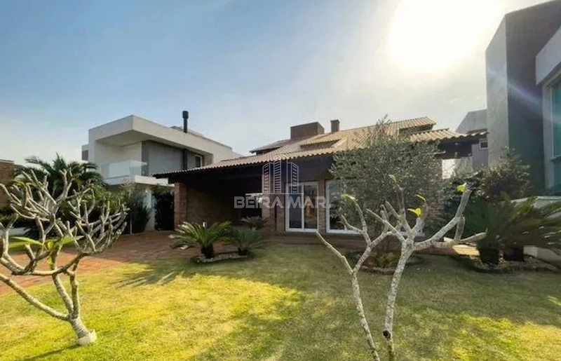 Casa beira lago no Condomínio Villagio
