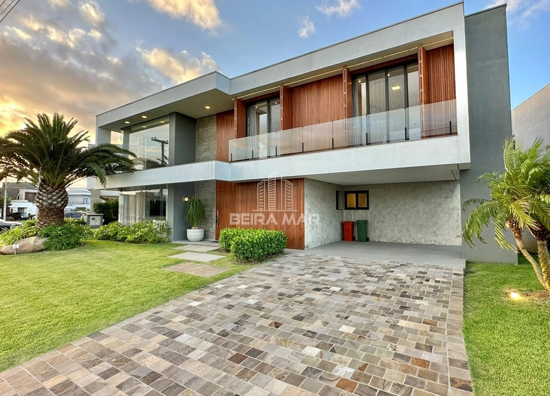 Sobrado á venda com vista incrível para o lago!