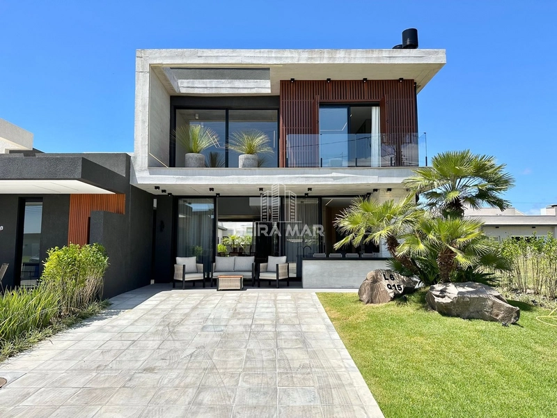 Sobrado finamente decorado em Condomínio.