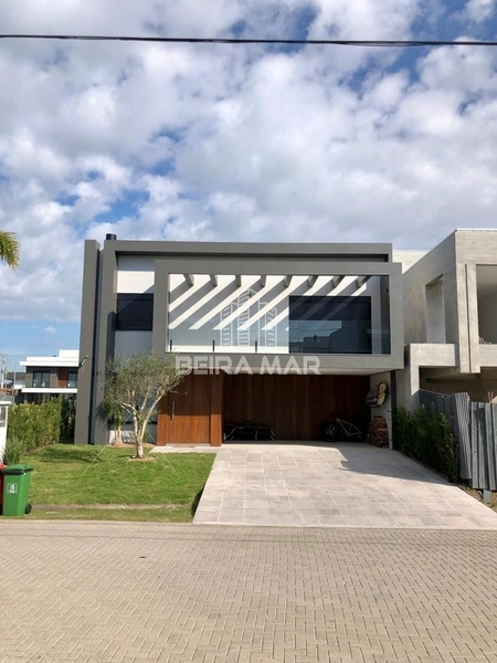 Sobrado beira lago no Condomínio Sunset!