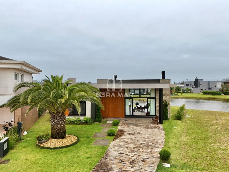 Casa no Condomínio Riviera beira lago!