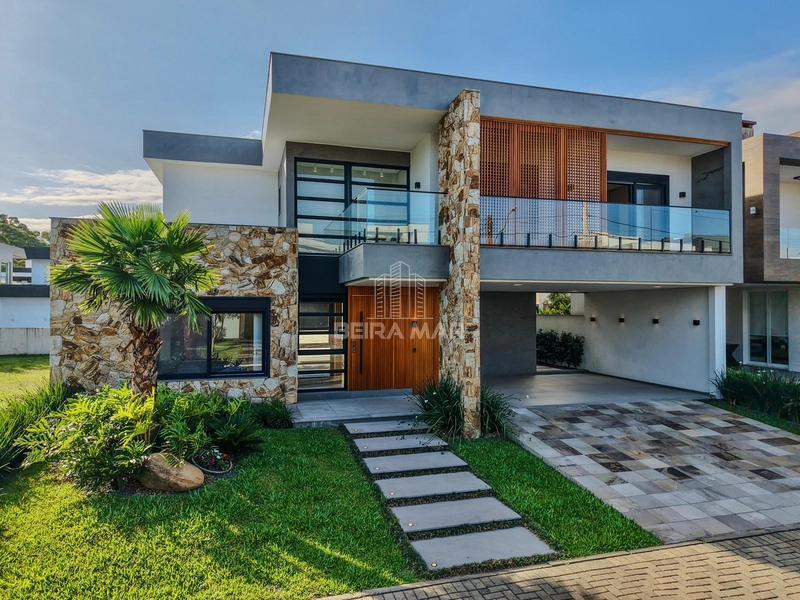 Sobrado em condomínio em Capão da Canoa!