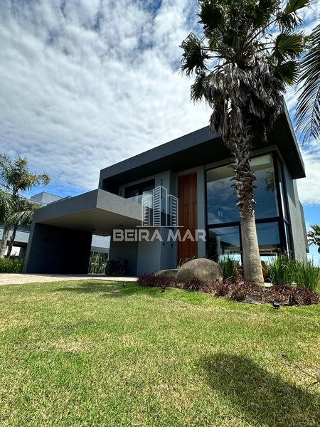 Sobrado beira lago no Condomínio Celebration!