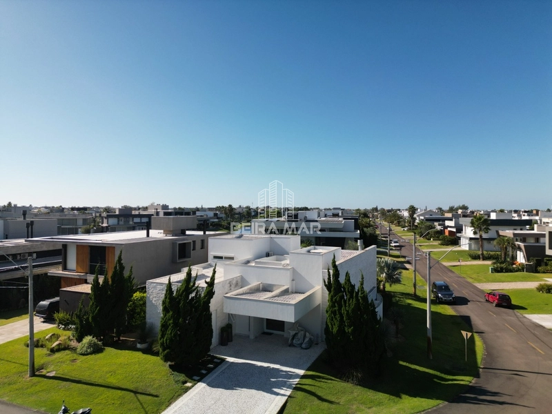 Linda casa com vista para o lago, infraestrutura completa.
