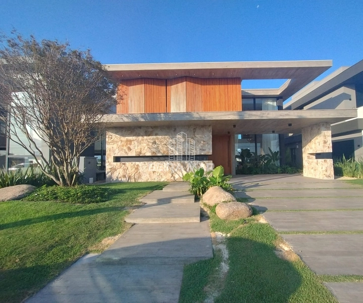 Sobrado beira lago no Condomínio Sense!