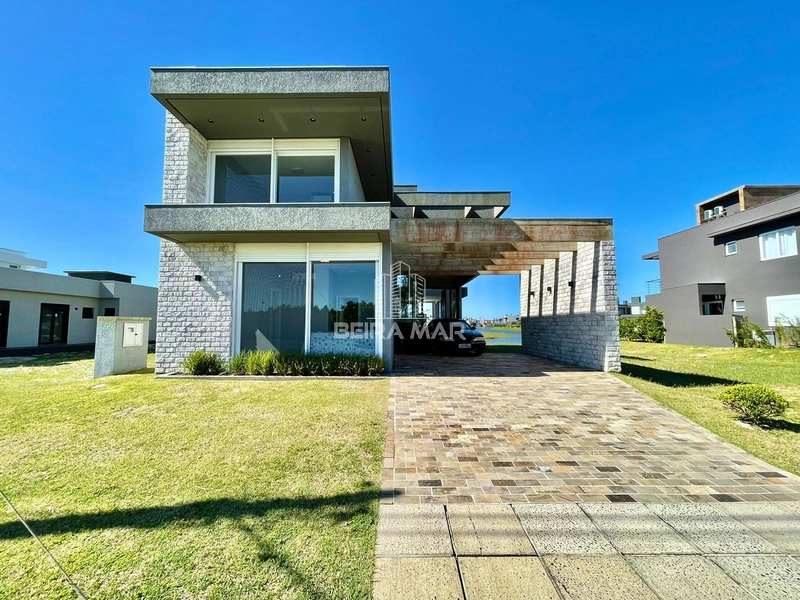 Sobrado beira lago no Condomínio Riviera com uma ótima localização!