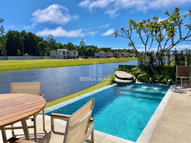 Excelente Sobrado Beira Lago, à venda no Condomínio Amaná Atlântida!