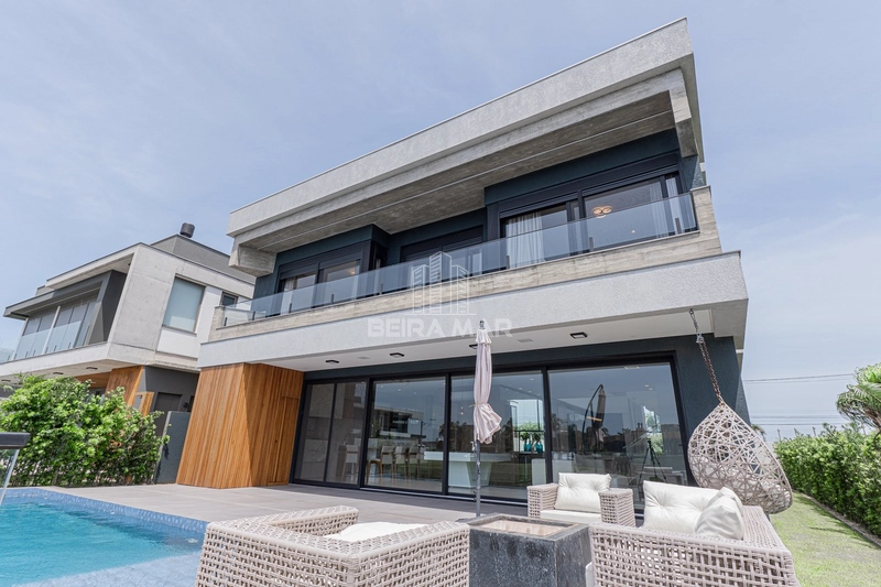 Sobrado Beira Lago em Condomínio Fechado