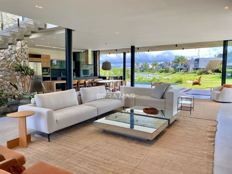 Mansão exclusiva, junto à área verde, vista única para o lago.