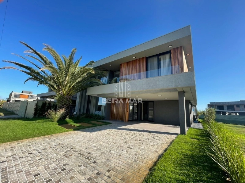 Contemporâneo sobrado beira lago no Condomínio Sense, em Xangri-lá!