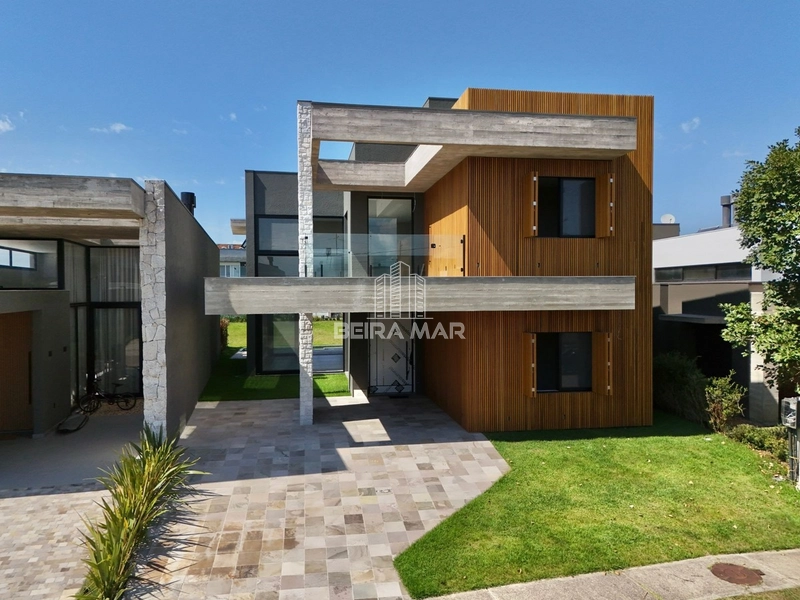 Sobrado no Condomínio Capão Ilhas Resort beira lago!