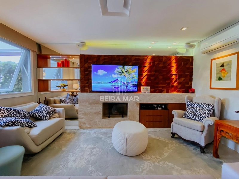 Belíssimo sobrado no Condomínio Rossi beira lago!