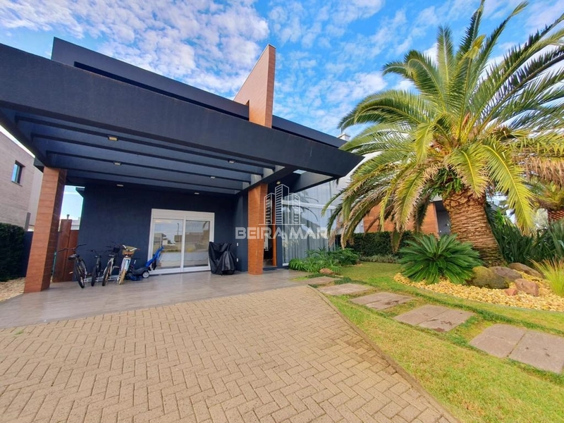 Sobrado no Condomínio Malibu beira lago!