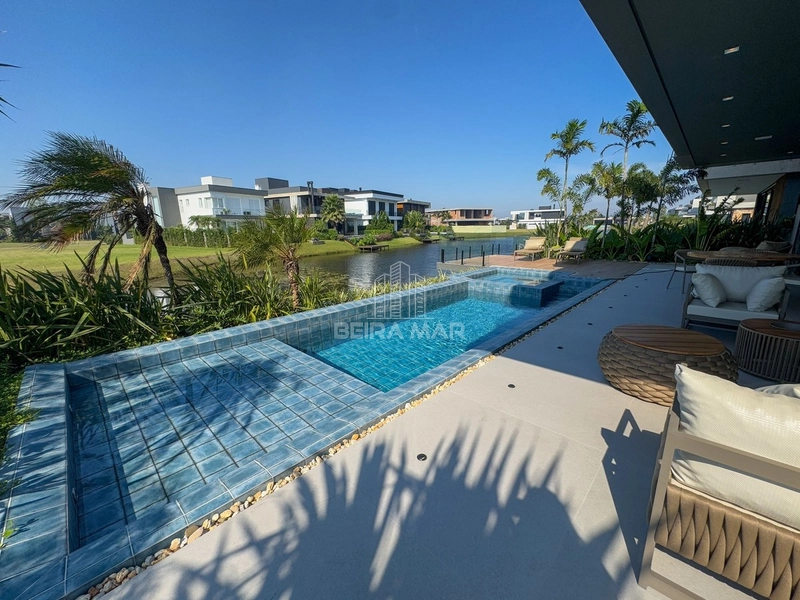 Sobrado beira lago no Condomínio Sense!