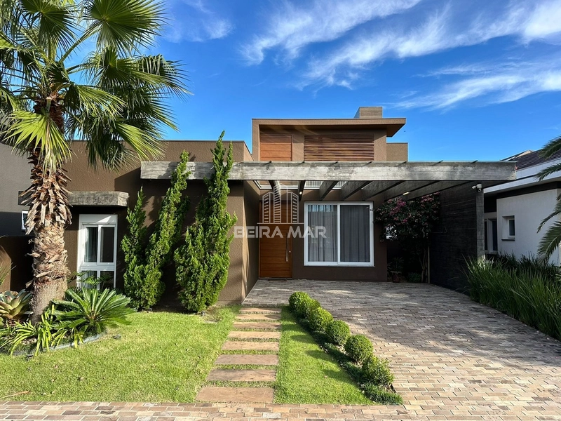 Casa no Condomínio beira lago!