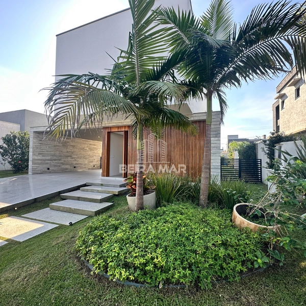 Magnífico sobrado no Condomínio Quintas do lago!