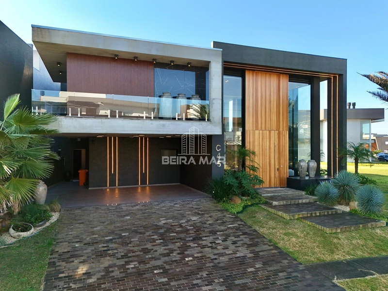 Belíssimo sobrado á venda beira lago!