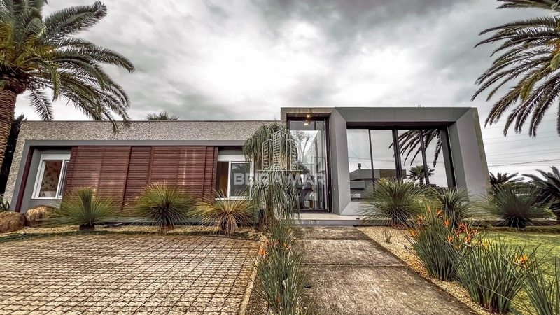 Casa térrea de esquina em Condomínio