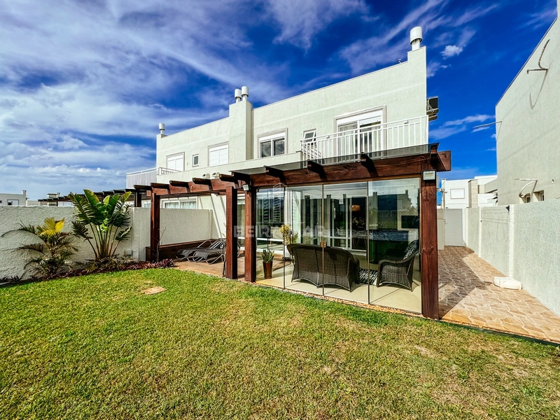 Sobrado em Condomínio Fechado na praia Marina em Xangri-lá