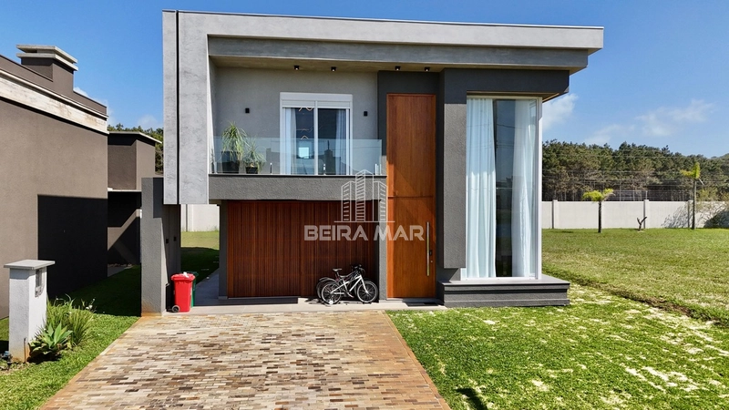 Sobrado em Condomínio à Beira Mar