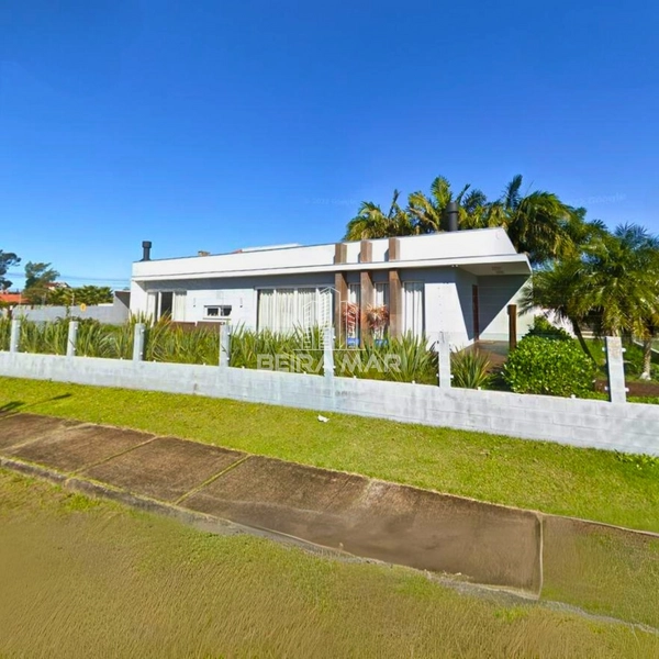 Casa de Esquina em Atlântida: 2ª foto da galeria de imagens do imóvel