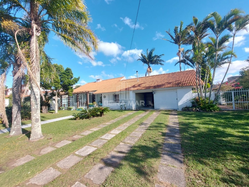 Casa de laje em 02 terrenos no coração de Atlântida.