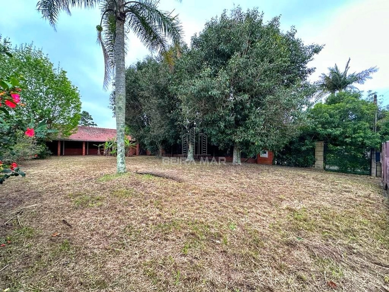 Casa térrea na área central de Atlântida: 3ª foto da galeria de imagens do imóvel