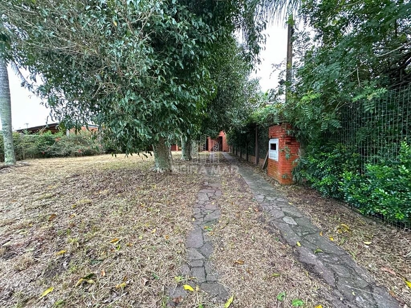 Casa térrea na área central de Atlântida: 2ª foto da galeria de imagens do imóvel
