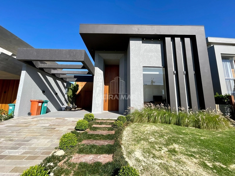 Casa à Venda em Condomínio Fechado - Beira Lago