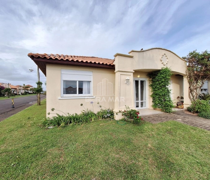 Excelente casa em condomínio