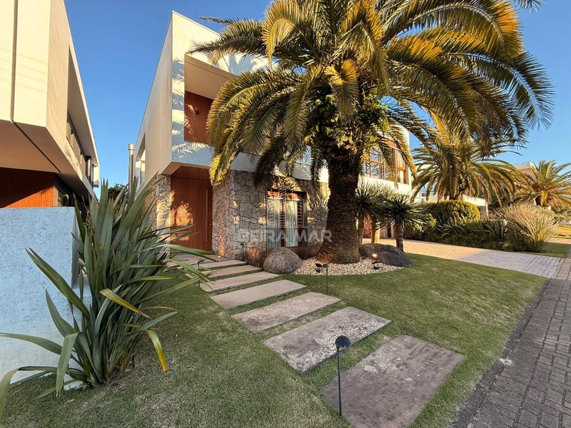 CONDOMÍNIO VELAS DA MARINA – CASA DE ALTO PADRÃO À VENDA