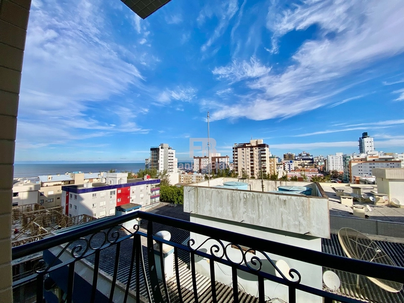 APARTAMENTO AO LADO DA PRAÇA FLAVIO BOIANOVSKI, DUAS QUADRAS DO MAR!: 1ª foto da galeria de imagens do imóvel